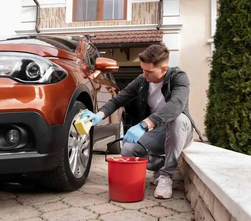 Lavage auto à domicile Gatteville-le-Phare : professionnel intervenant sur un véhicule
